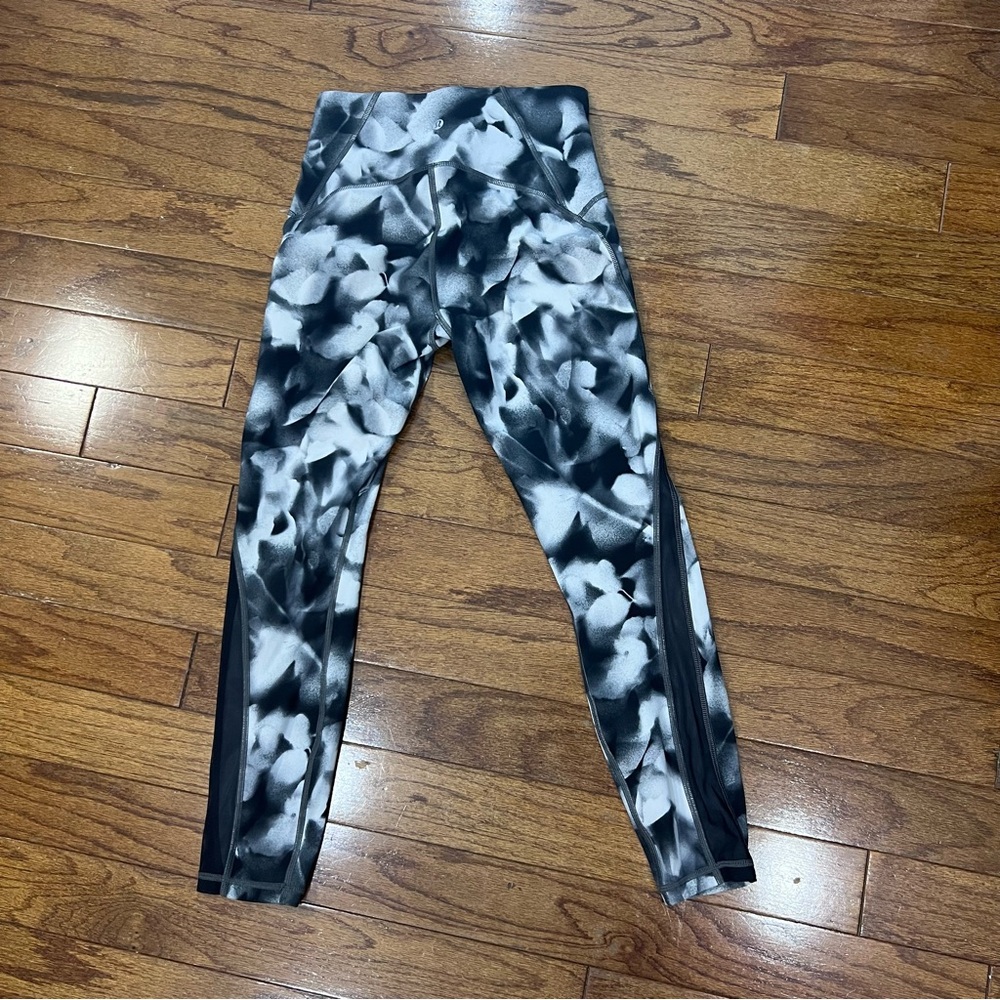 26. Lululemon leggings black
Pockets
25” Inseam - Picture 5 of 6
